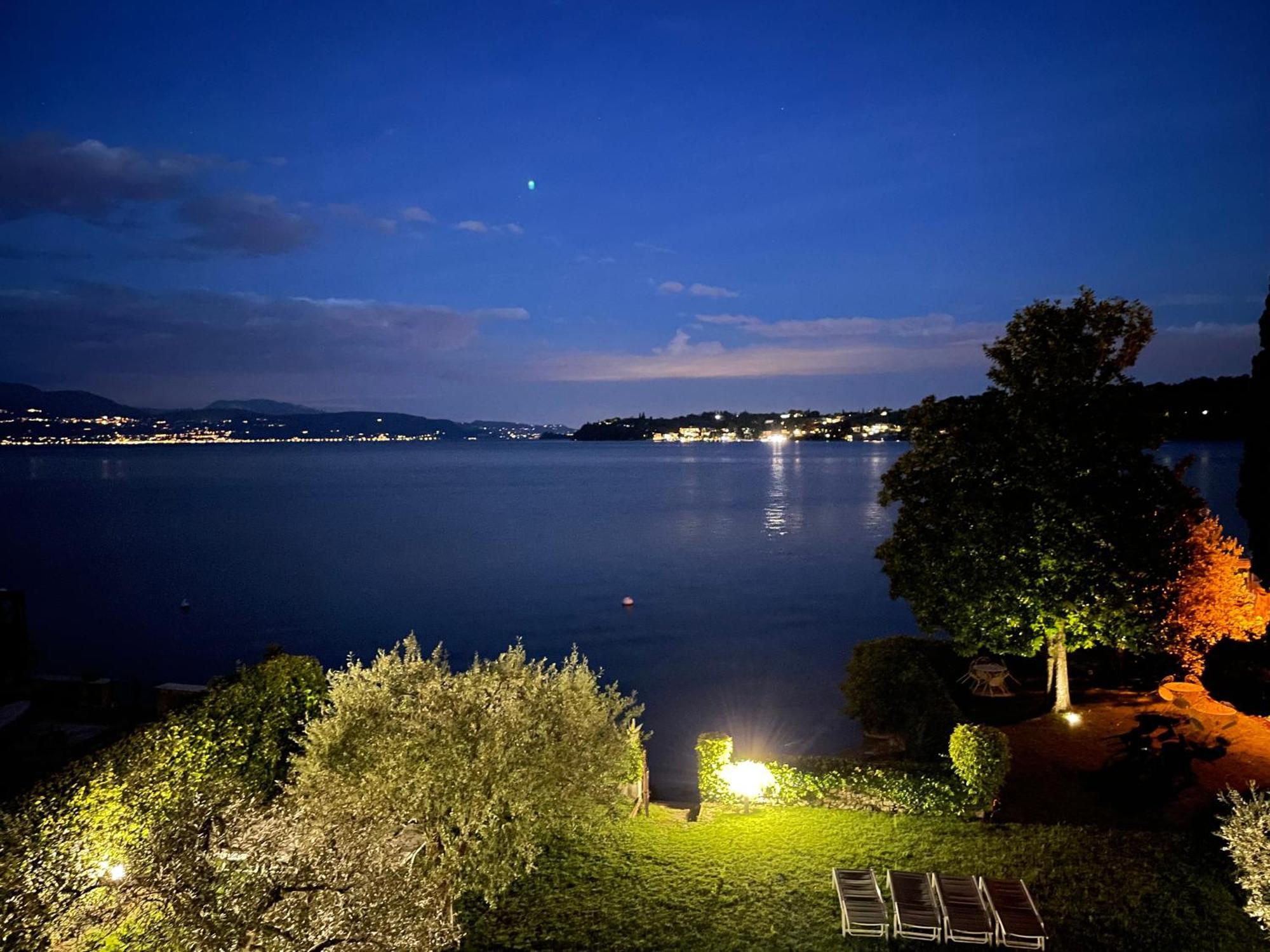 Luxury Lakeside Apartment Right On The Water Salò Zewnętrze zdjęcie