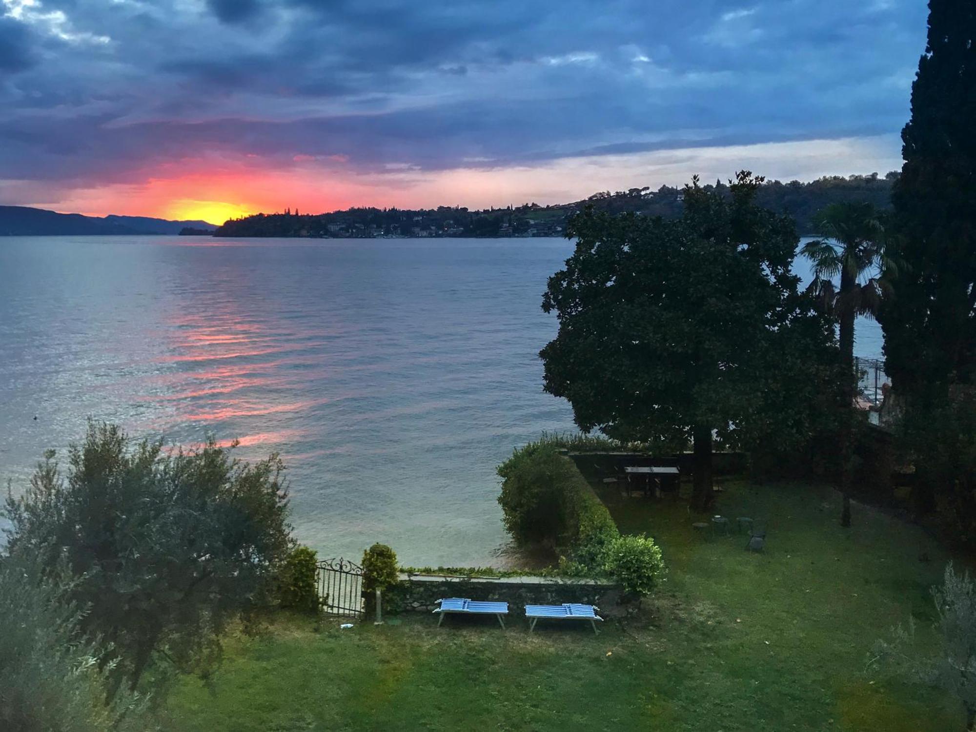 Luxury Lakeside Apartment Right On The Water Salò Zewnętrze zdjęcie