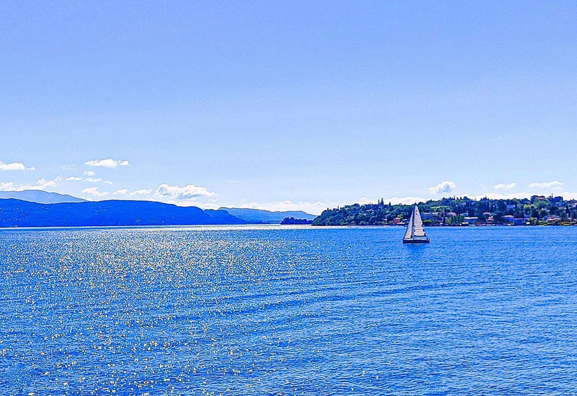 Luxury Lakeside Apartment Right On The Water Salò Zewnętrze zdjęcie