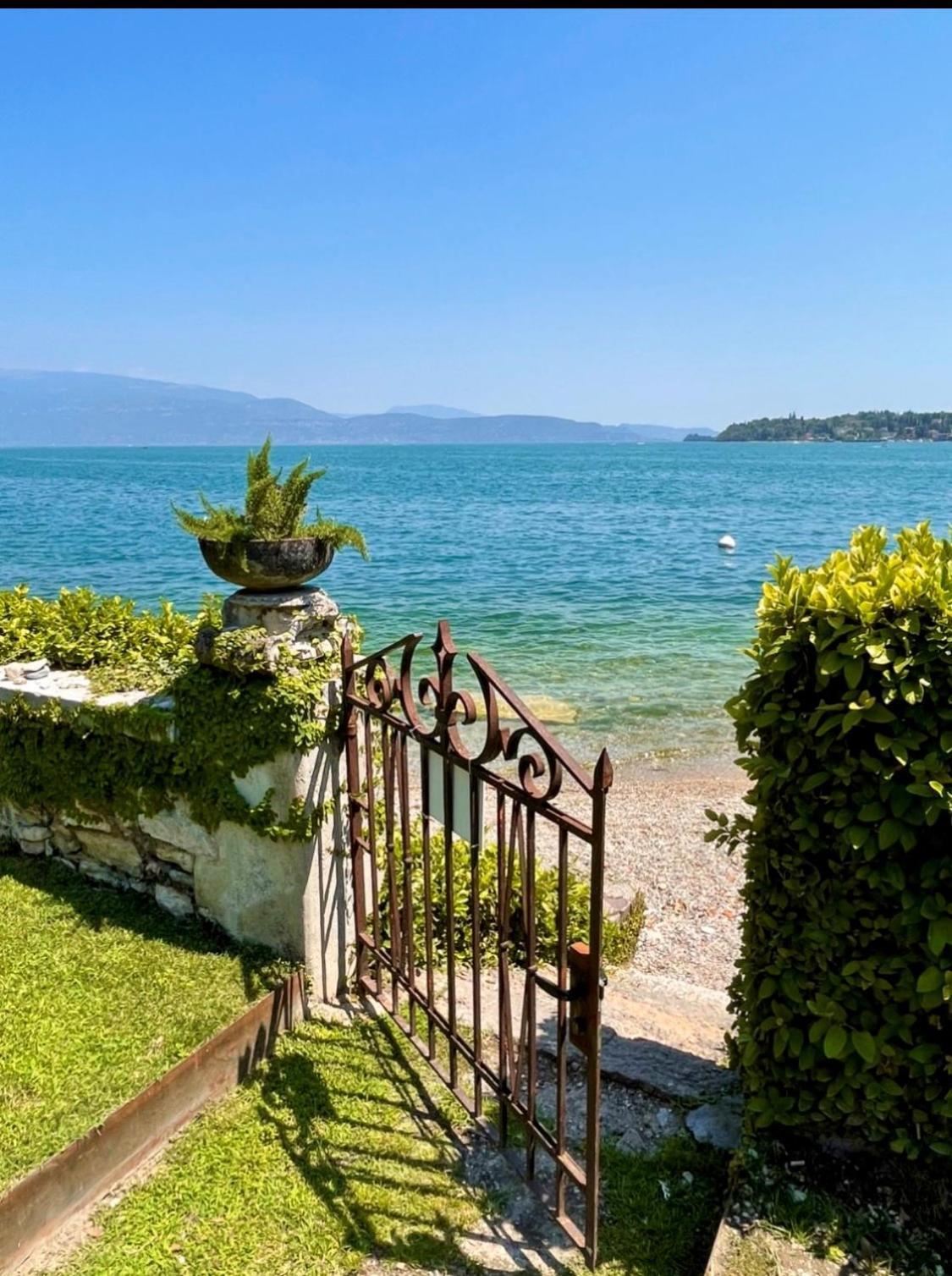 Luxury Lakeside Apartment Right On The Water Salò Zewnętrze zdjęcie