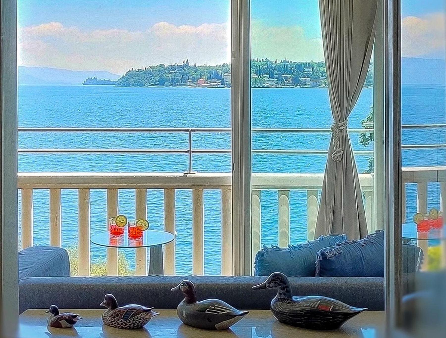 Luxury Lakeside Apartment Right On The Water Salò Zewnętrze zdjęcie