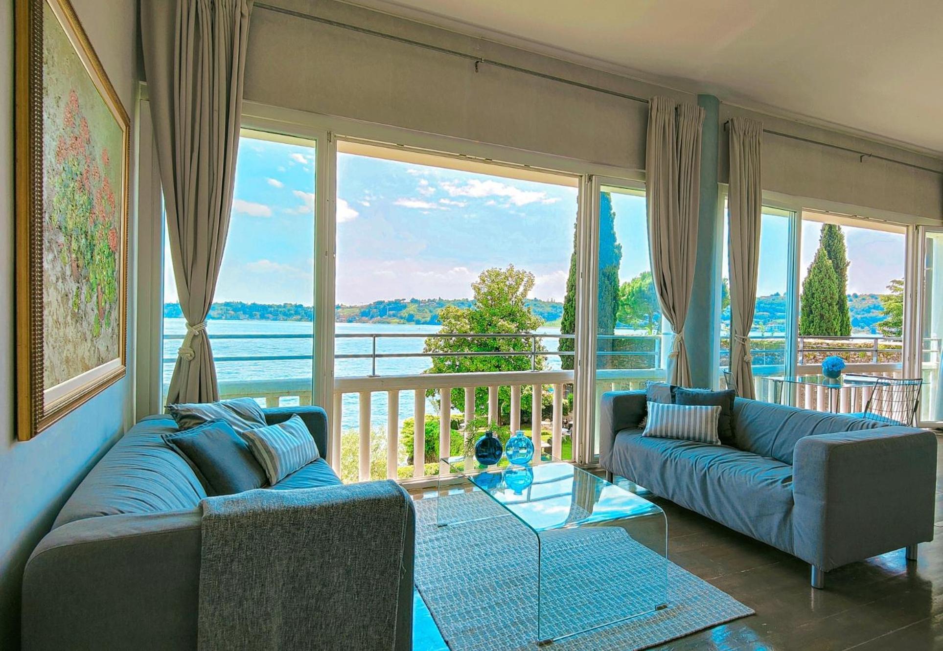 Luxury Lakeside Apartment Right On The Water Salò Zewnętrze zdjęcie