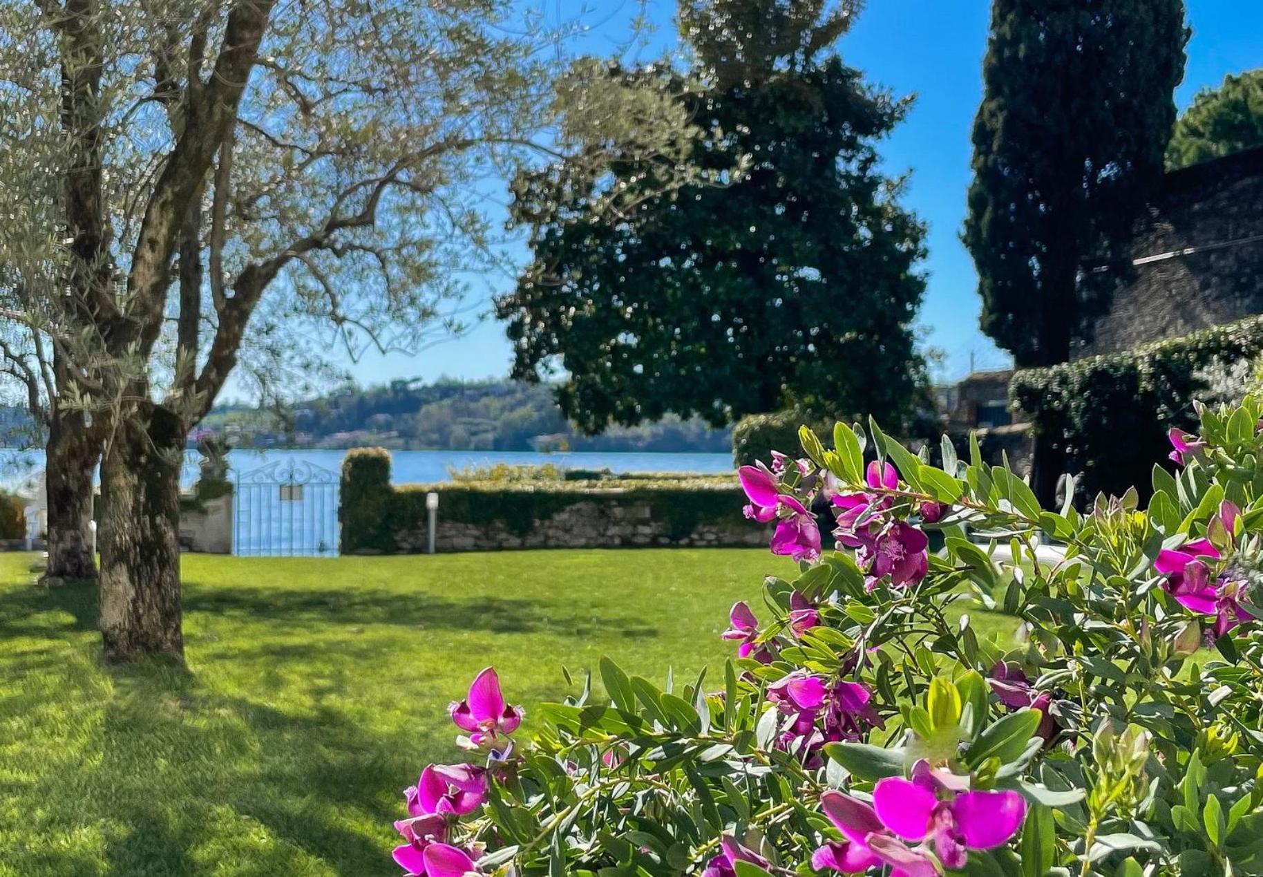 Luxury Lakeside Apartment Right On The Water Salò Zewnętrze zdjęcie