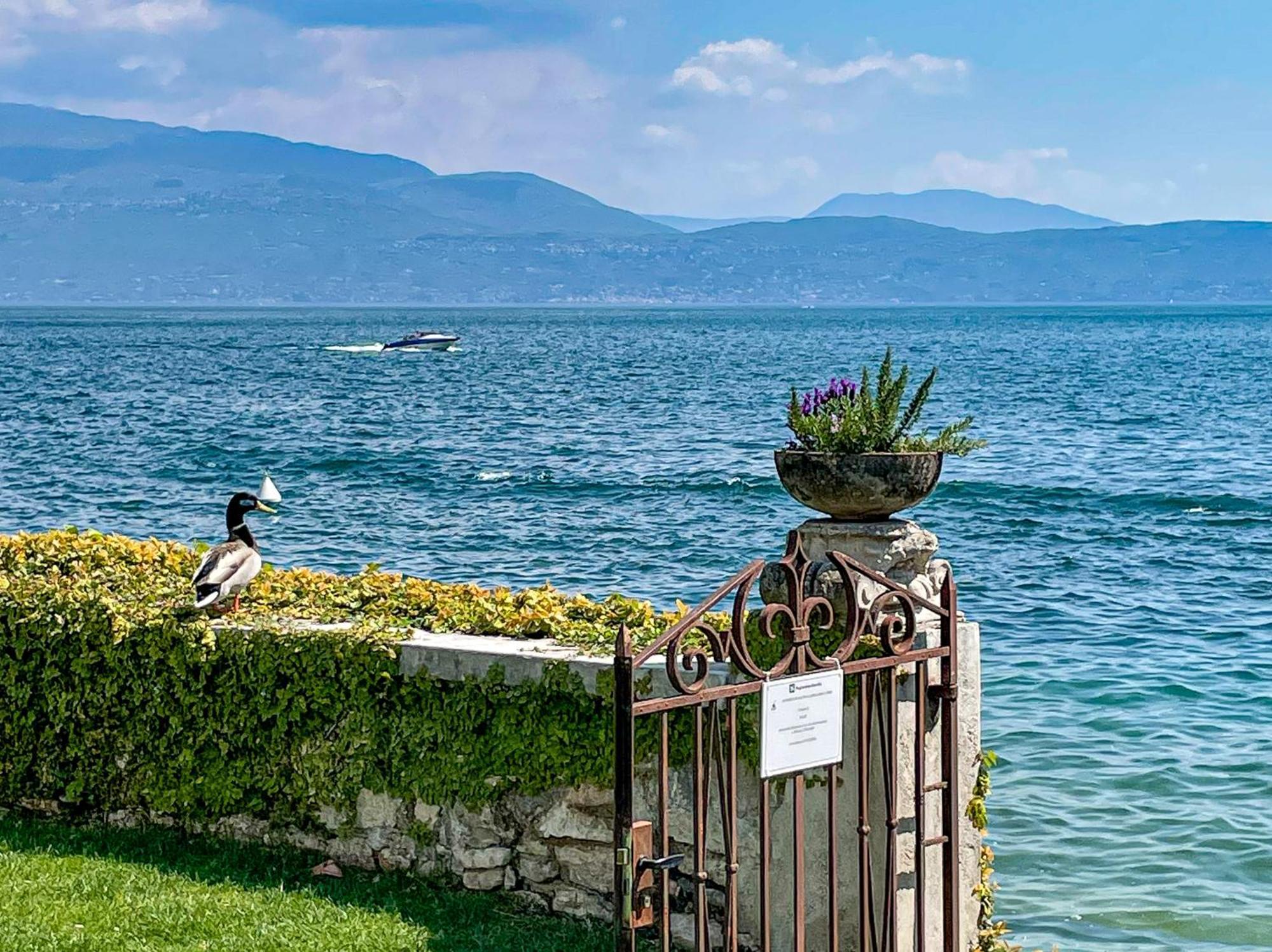 Luxury Lakeside Apartment Right On The Water Salò Zewnętrze zdjęcie