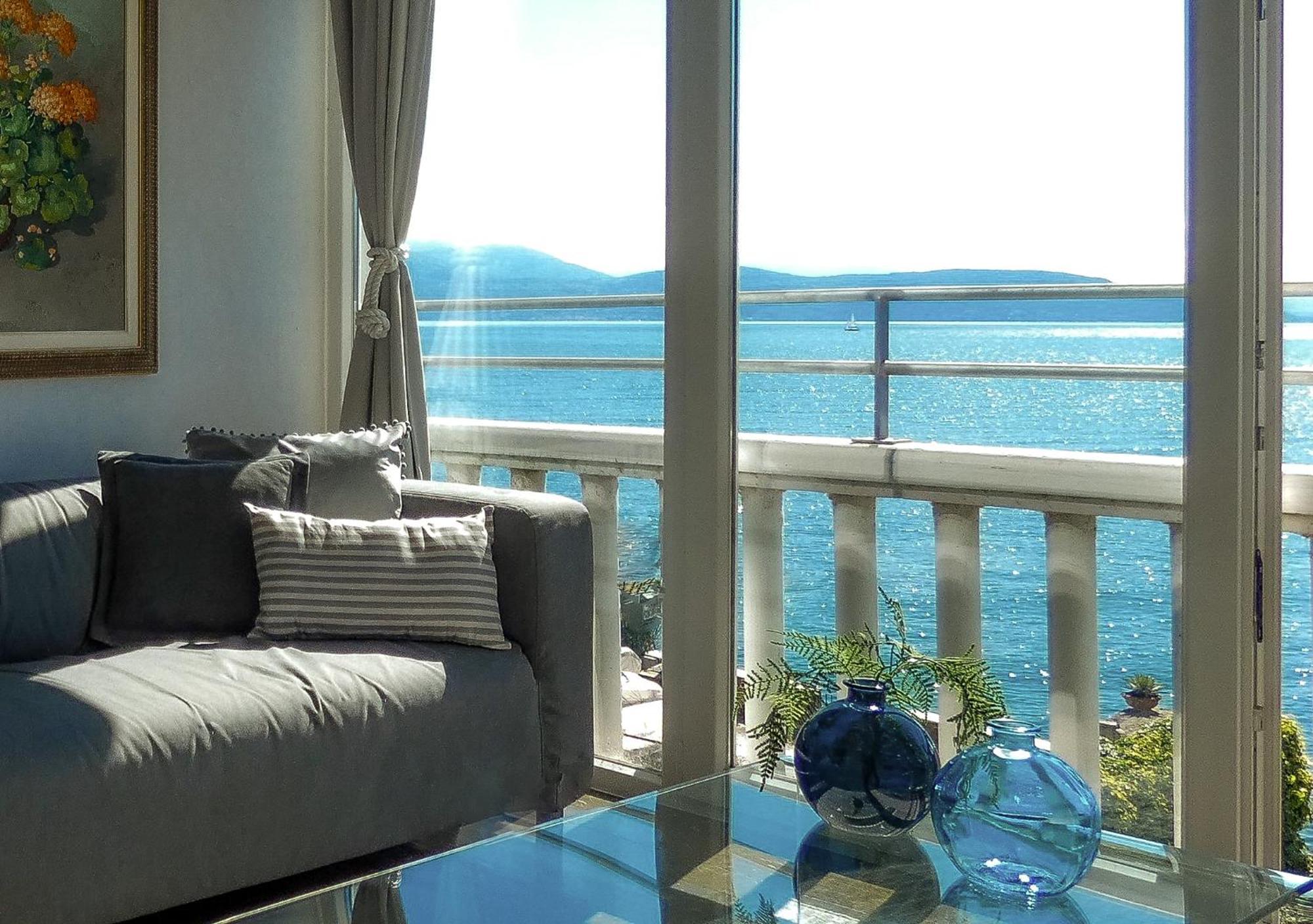 Luxury Lakeside Apartment Right On The Water Salò Zewnętrze zdjęcie